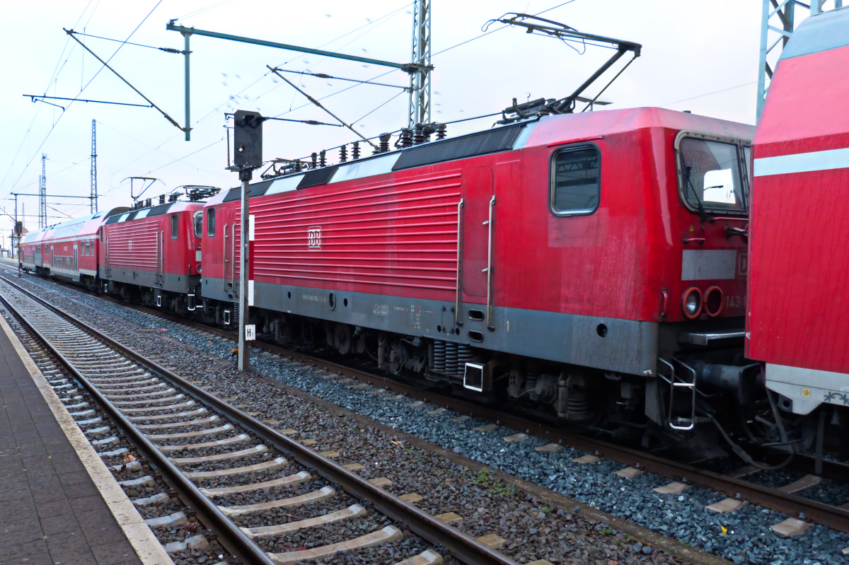 Zu der Zeit als die BR143 noch mit Dostos auf der Südharzstrecke unterwegs waren, kam es ab und zu zu der Konstellation, dass eine Garnitur die andere mitschleppte. Leider kam ich nur einmal am 25.12.2014 zu der Gelegenheit eine solche Zuammenstellung abzulichten bei bescheidenem Wetter im Bahnhof Nordhausen