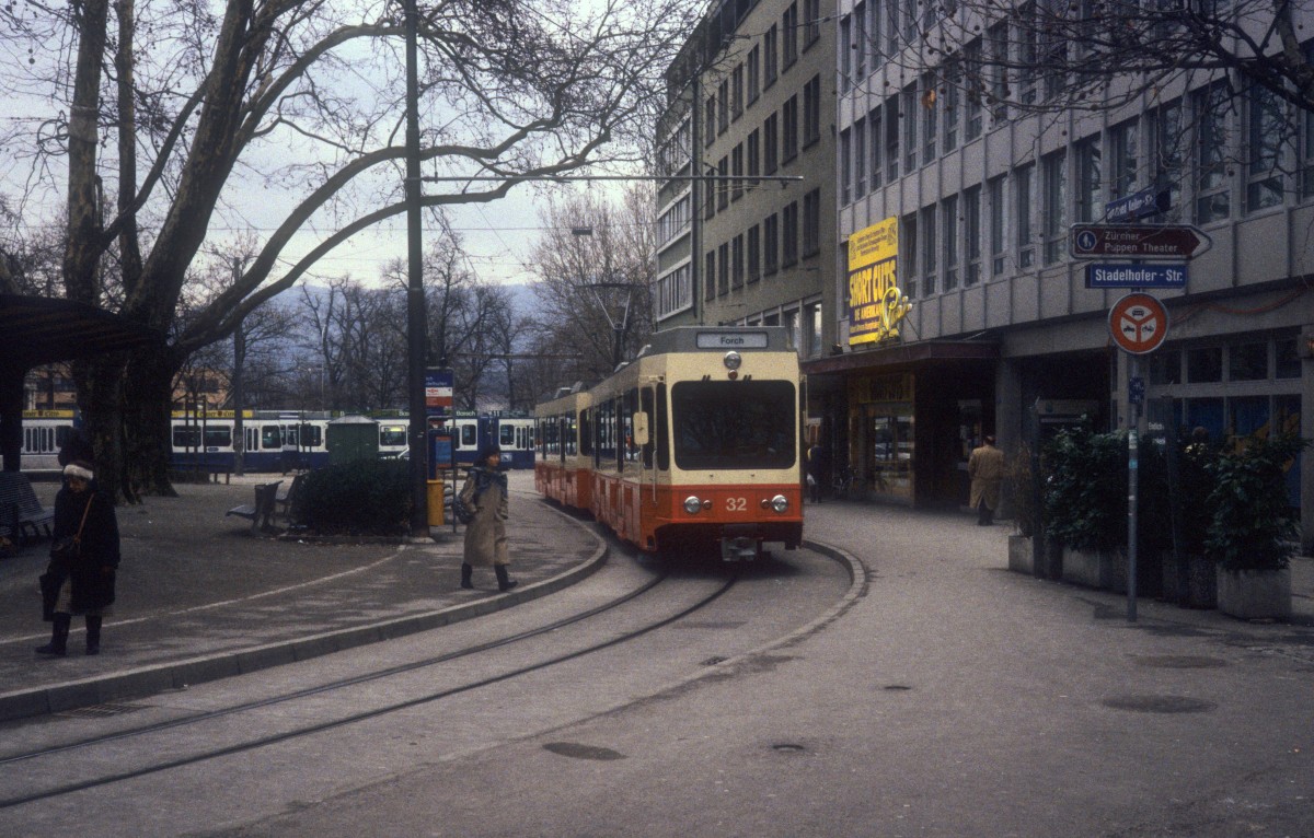 Zrich Forchbahn Tw 32 Stadelhoferplatz im Februar 1994.