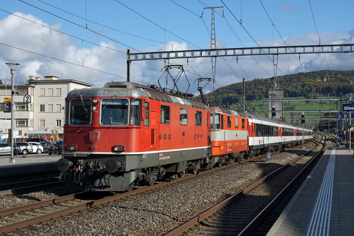 Zug 15.37 776 Zürich-Basel mit der Doppeltraktion Re 420 152 und Re 420 109, ehemals Swiss Express, anlässlich der Bahnhofsdurchfahrt Sissach vom 12. Oktober 2020.
Foto: Walter Ruetsch