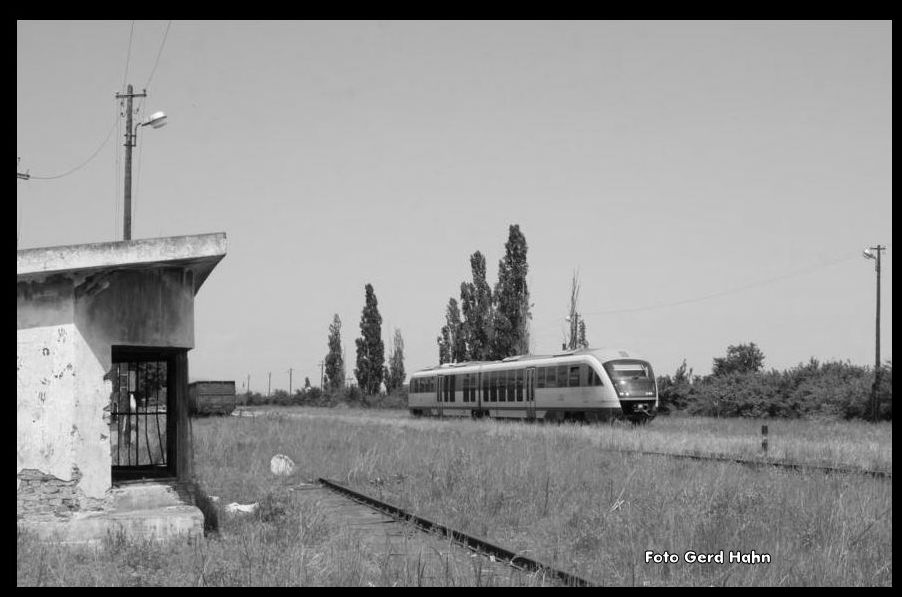 Zug 2506 nach Brasov, ein moderner Desiro, fährt im Landbahnhof Codlea aus.