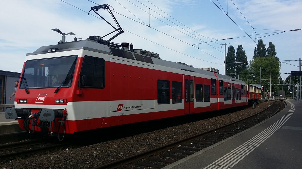 Zug der Rorschach - Heiden Bergbahn im Bahnhof Rorschach am 14.7.2018.
Der Zug war an diesem Tag mit drei offen Wagons unterwegs.