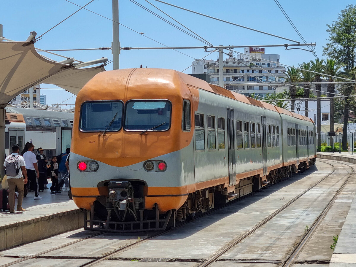 Zug ZM 06 der S-Bahn Casablanca  TNR  mit dem Ziel Settat im Bahnhof Casa Port (Casablanca), 14.06.2024.