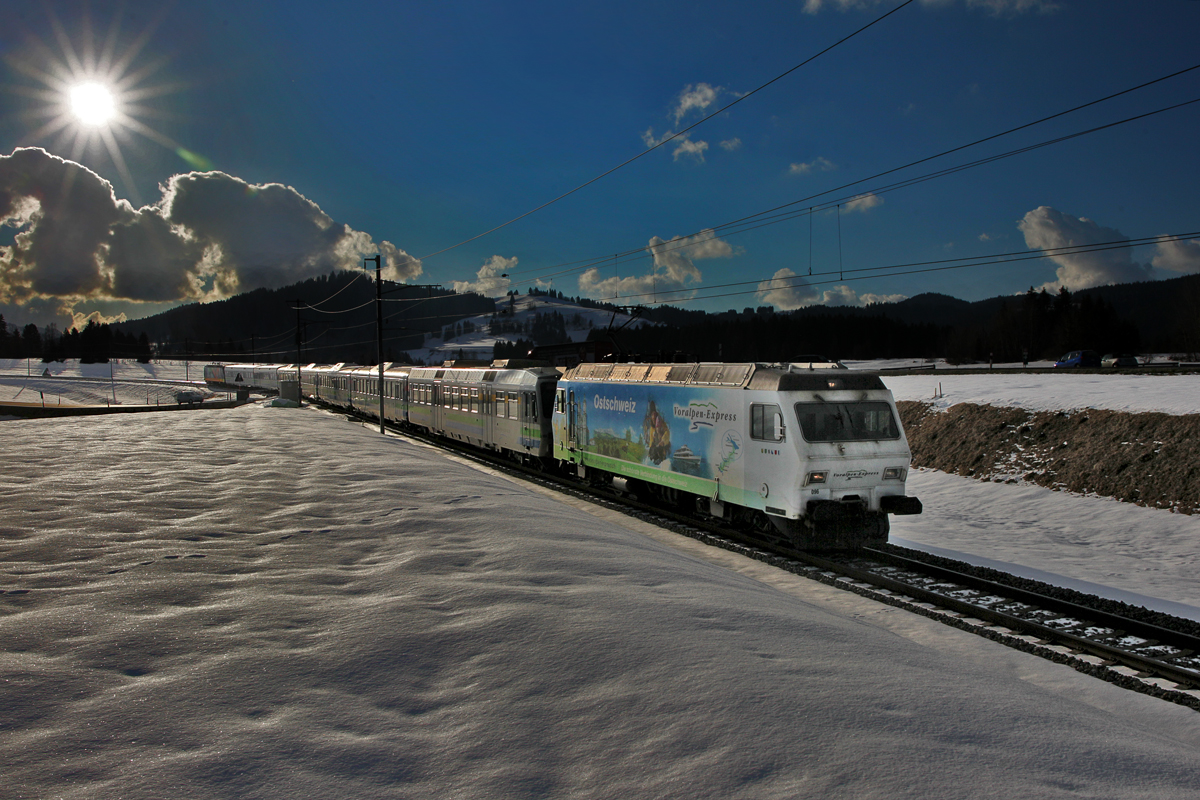 Zuglok Re 456 091 zusammen mit der Schublok Re 456 092 fahren im Gegenlicht mit dem Voralpenexpress bei Altmatt vorbei.Bild vom 25.2.2015