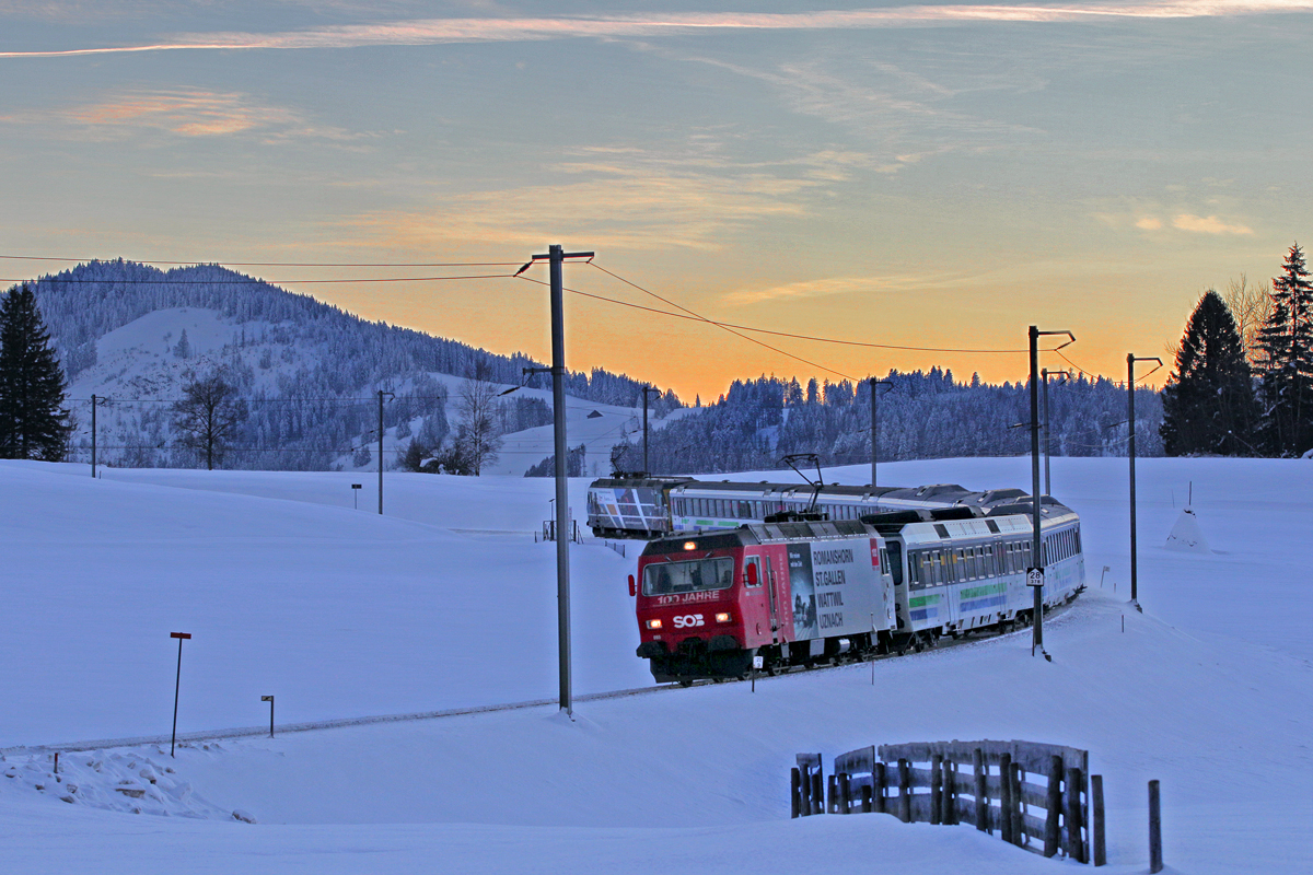 Zuglok Re 456 095 fährt abends mit der Schublok Re 456 093 mit dem Voralpenexpress bei Altmatt vorüber.Bild vom 9.2.2015