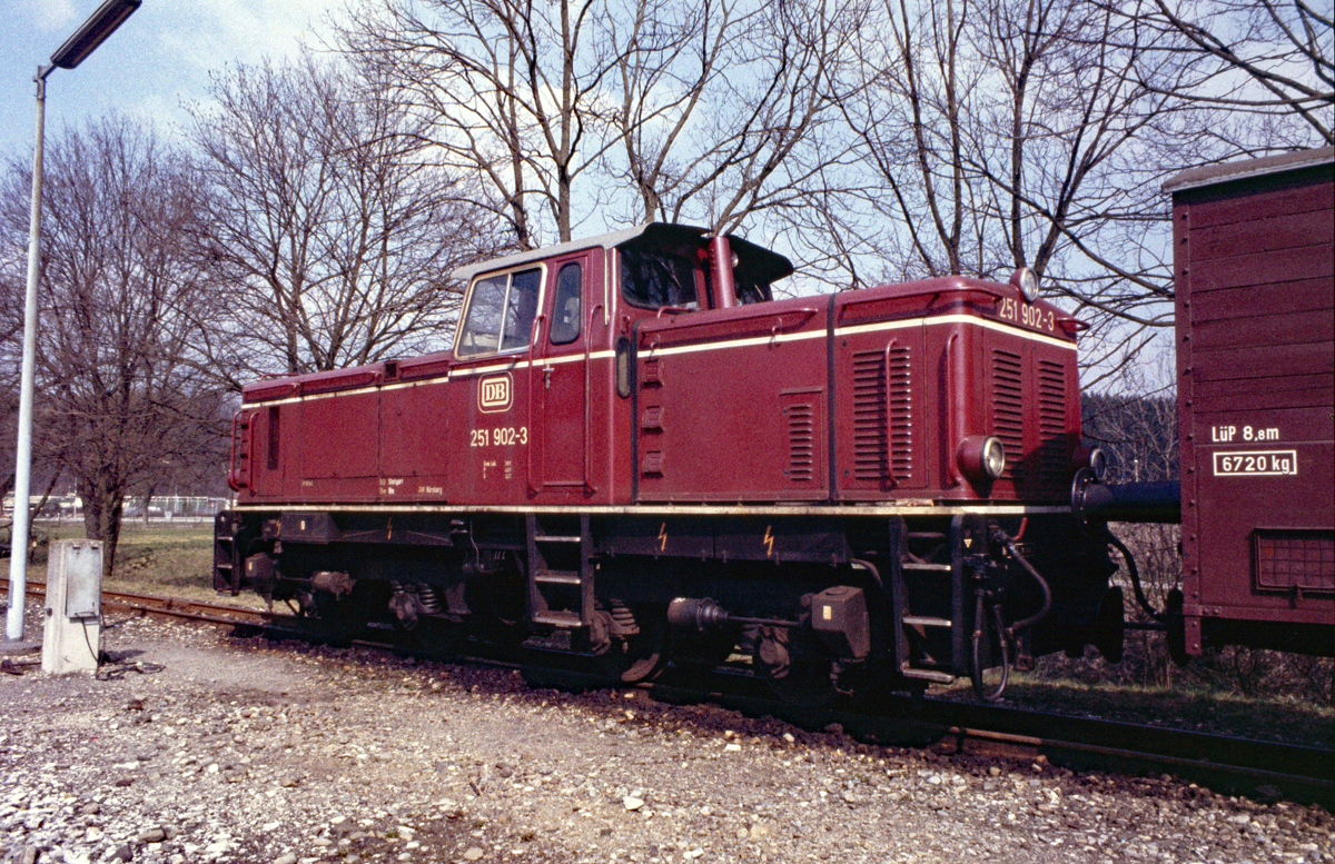 Zum Zeitpunkt der Aufnahme - 14.04.1982 in Warthausen - war die 750-mm-Schmalspurlok 251 902 noch in Betrieb und im Besitz der Deutschen Bundesbahn.