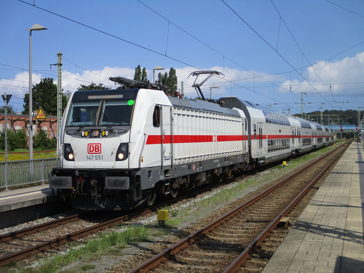 Zur Abfahrt bereit stand IC 2265 Bergen-Schwerin,mit der 147 551,am 19.August 2024,in Bergen/Rügen.