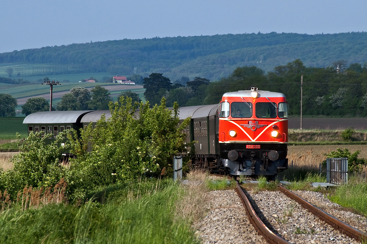 Zur Saisoneröffnung am 01.05.2014 war die BR 2050.09 mit dem NostalgieExpress Leiser Berge unterwegs. Die Aufnahme entstand bei der Überquerung des Donaugrabens, kurz vor Stetten Fossilienwelt, in Richtung Korneuburg.