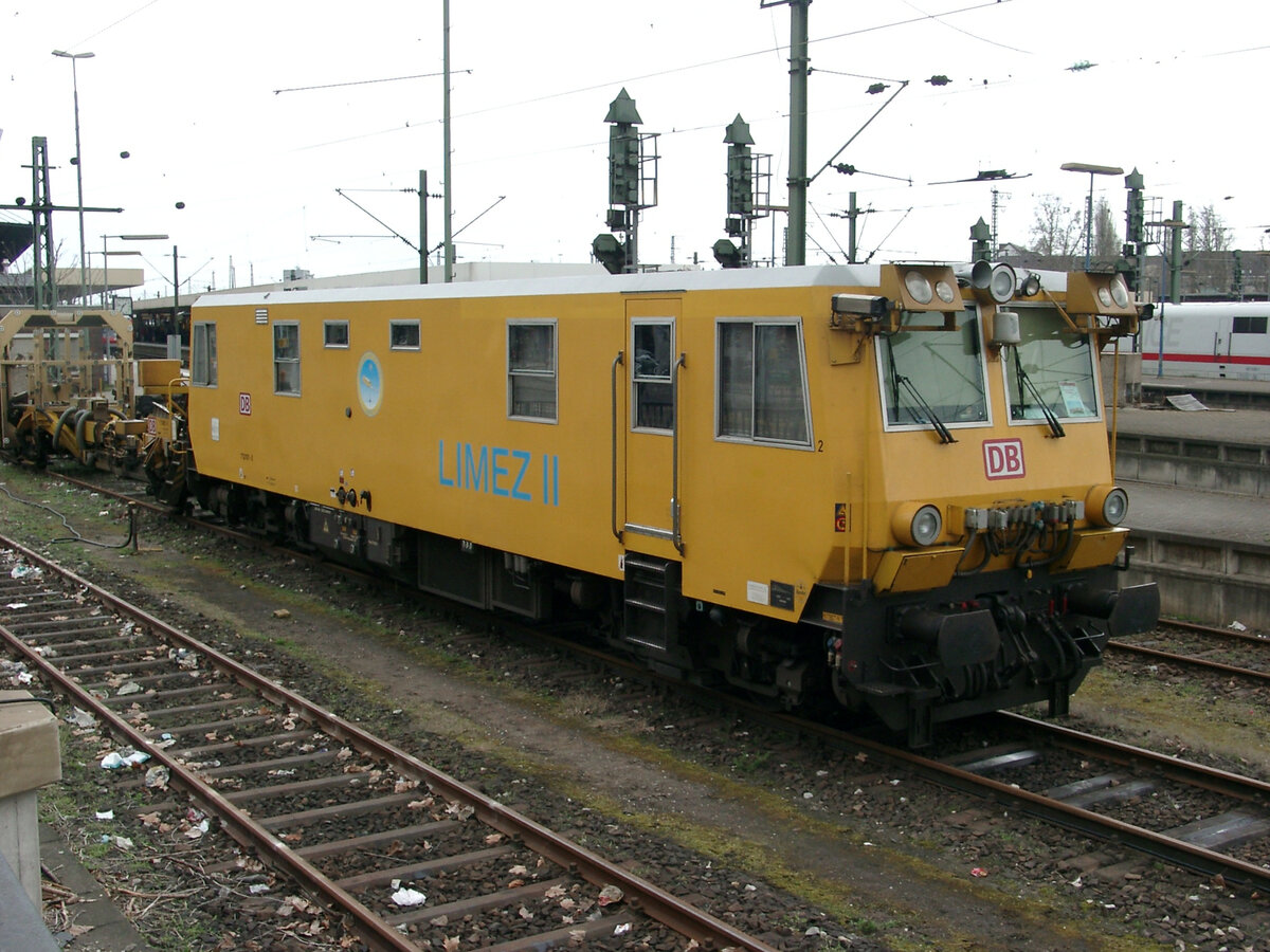 Zusammen mit dem Messbeiwagen 713 001 wurde 1997 von Plasser & Theurer der  Lichtraumprofil-Messtriebwagen  712 101 geliefert. Am 02.04.2003 entstand die Aufnahme des Fahrzeugs im Hbf. Mannheim.