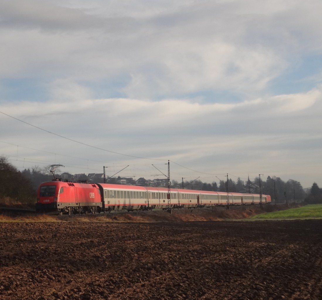 Zwei 1116er bringen den EC113 von Frankfurt nach Klagenfurt, hier bei Ebersbach, Januar 2014. 