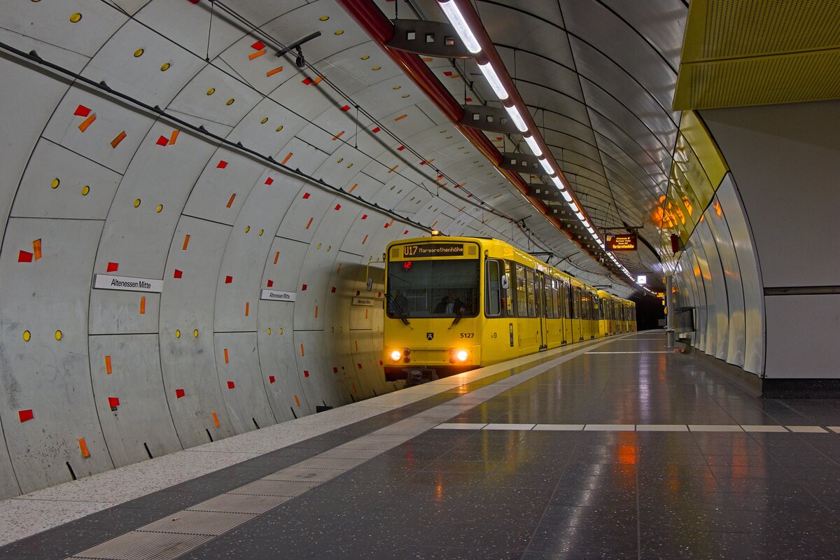 Zwei B-Wagen auf der U17 in der Haltestelle Altenessen Mitte (24.11.2024) 