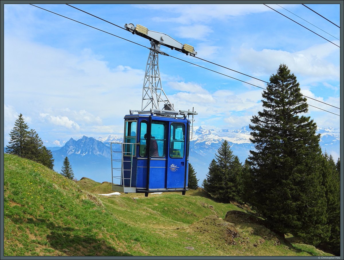 Zwei blaue Kabinen mit einer Kapazität von je 8 Personen kommen auf der Seilbahn Rigi Burggeist zum Einsatz. Am 23.04.2022 erreicht eine Gondel gleich die Bergstation.