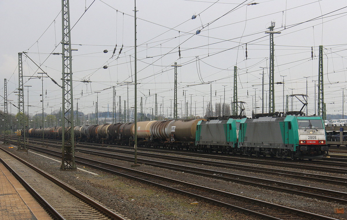 Zwei Cobra 2808 und 2840 kommen durch Aachen-West mit einem langen Kesselzug aus Ludwigshafen-BASF nach Antwerpen-BASF(B) und fahren in Richtung Montzen(B)/Belgien.
Aufgenommen vom Bahnsteig in Aachen-West. 
Bei Wolken am Nachmittag vom 13.4.2016.