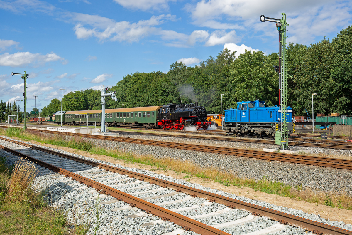 Zwei Dampfloks der BR 86 (1333 u. 1744) werden in Putbus vorbereiet für die „Historischen Fahrten“ zwischen Bergen auf Rügen und Lauterbach Mole. - 08.07.2020
