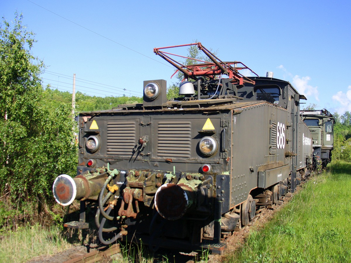 Zwei E-Loks  beide von Rheinbraun stehen in Bergheim bei schönem Sonnenschein am 3.5.2014.