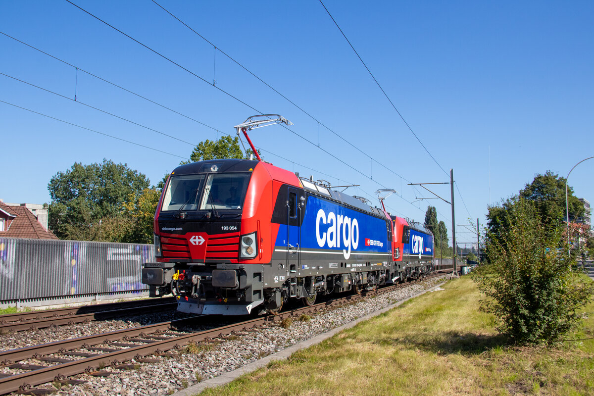 Zwei der neusten Vectrons von SBB Cargo National fuhren am 20. September als Lokzug von Basel nach Lausanne Triage, hier bei Bern Europaplatz.