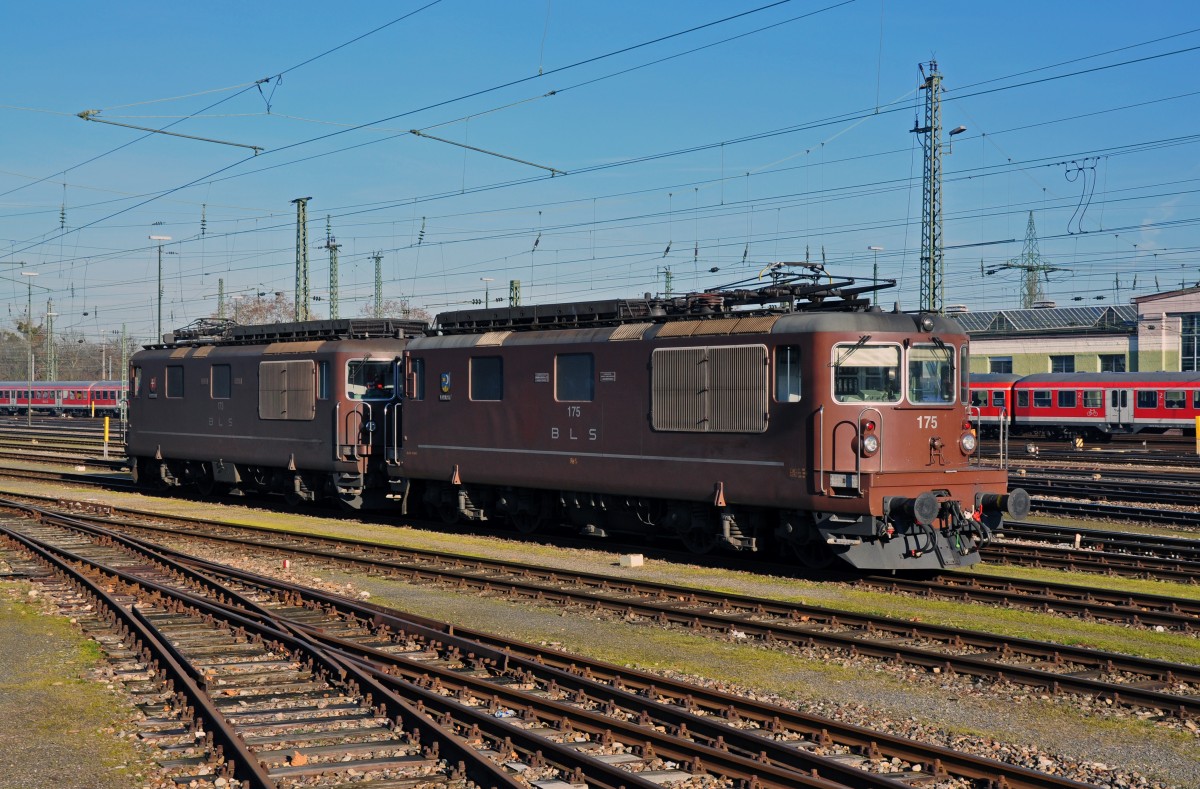 Zwei Re 4/4 der BLS mit der Betriebsnummen 175 und 173 am Badischen Bahnhof in Basel. Die Aufnahme stammt vom 17.12.2013.