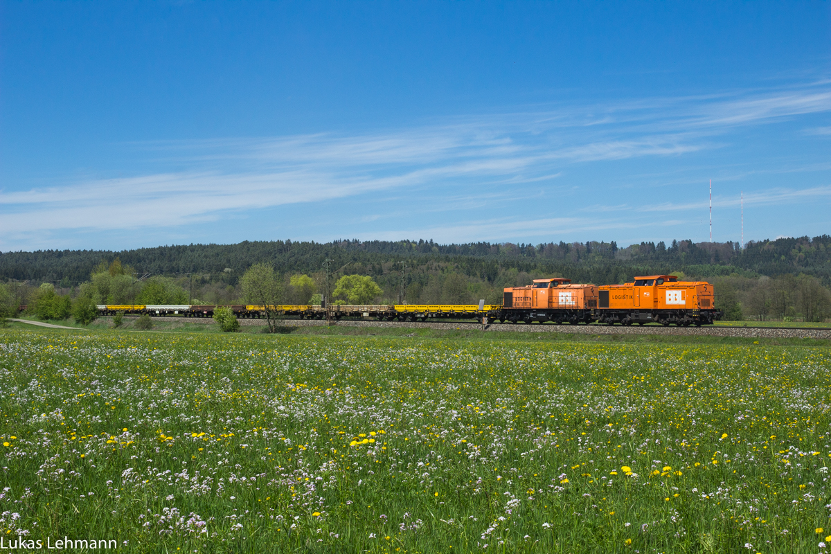 Zwei V100 Ost von BBL Logistik ziehen die Flachwagen in Richtung Neumarkt durch Pölling, 6.5.17