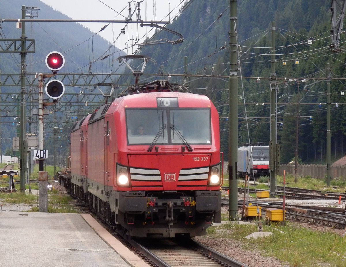 Zwei Vectron-Lokomotiven (193 337 & unbekannte Schwester) der DB rollen mit ihrem Güterzug in den Bf. Brennero - Brenner. (20.06.2019)