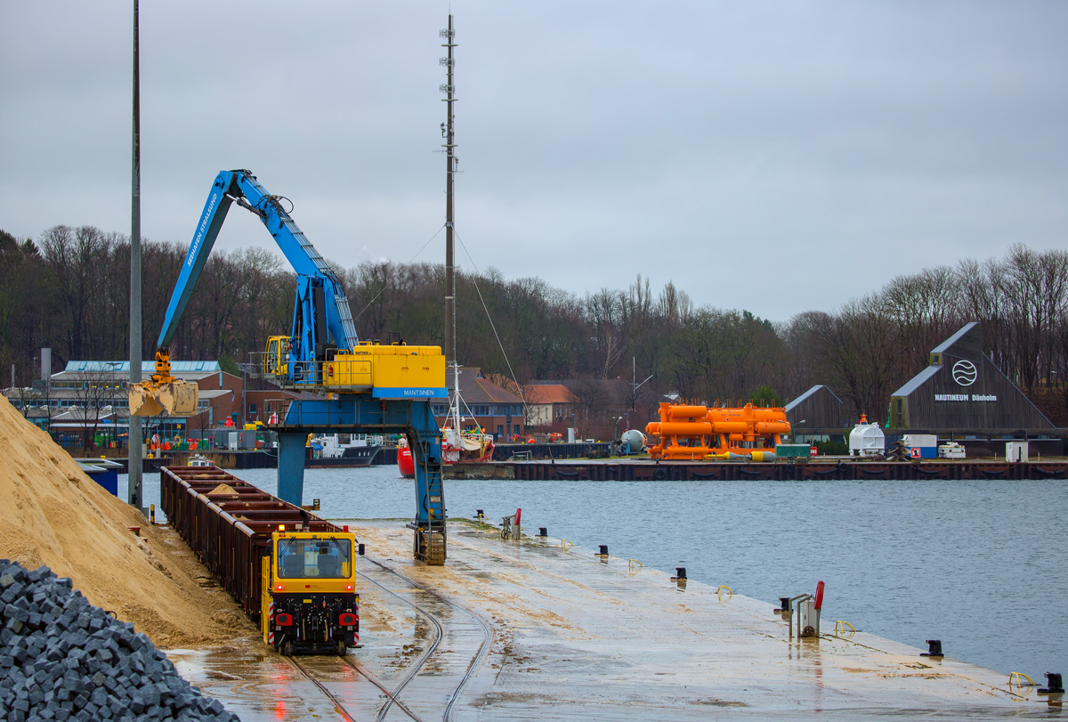 Zwei-Wege-Zugmaschine ZWR 140 DH von Windhoff steht im Südhafen von Stralsund an den zu entladenen Wagen. - 03.01.2017