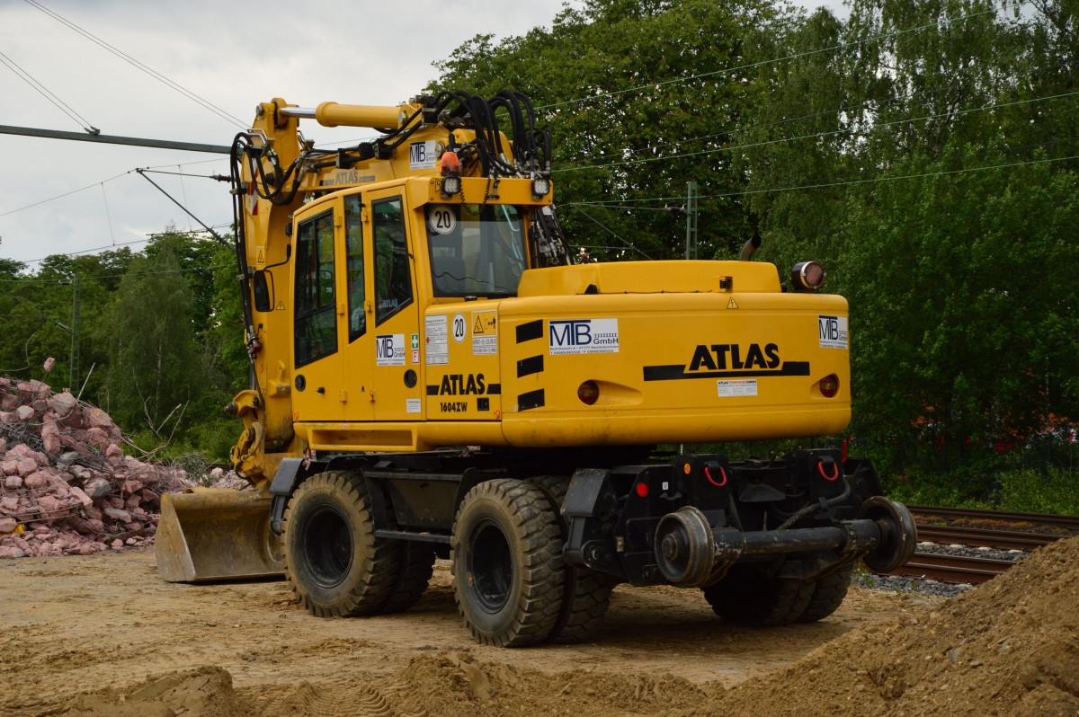 Zweiwegebagger der Firma MTB ein Atlas-Modell steht in Korschenbroich am Mittwoch den 14.5.2014. Es sind noch Restarbeiten zu erledigen, die vom Umbau der Bahnsteige in Korschenbroich herrühren. 