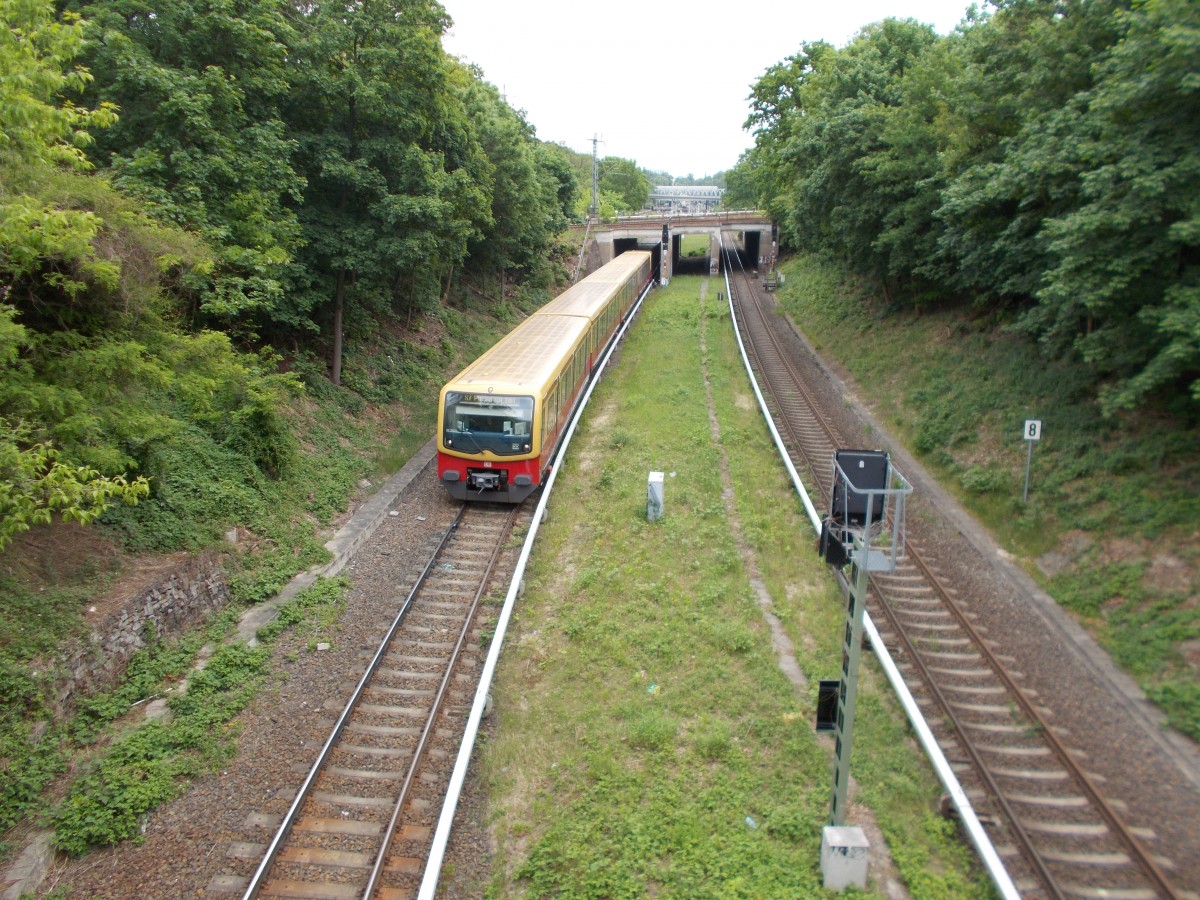 Zwischen Berlin Westkreuz und Wannsee,am 11.April 2015,aufgenommener 481.