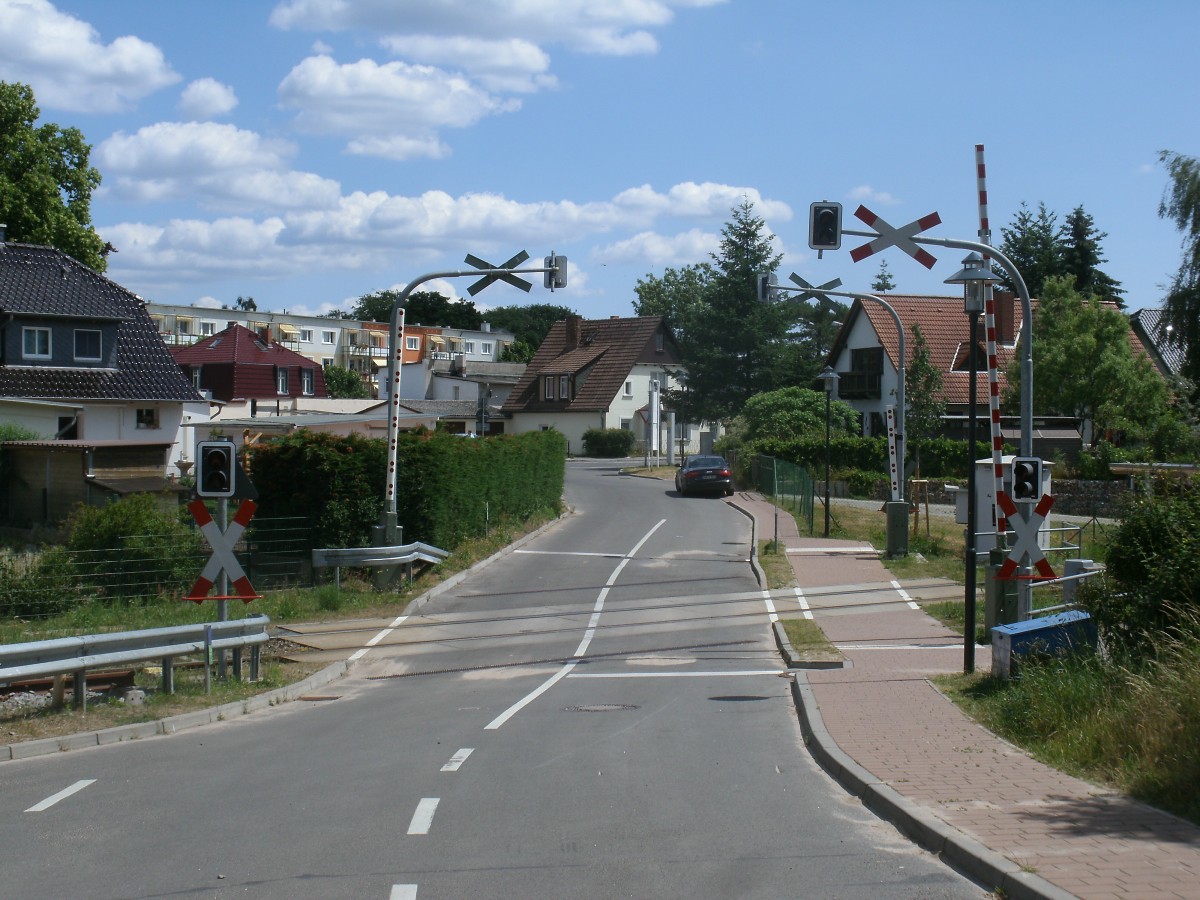 Zwischen Heringsdorf und Ahlbeck,am Haltepunkt  Ahlbeck Ostseetherme ,gelegener Bahnübergang.Aufnahme vom 26.Juni 2012.