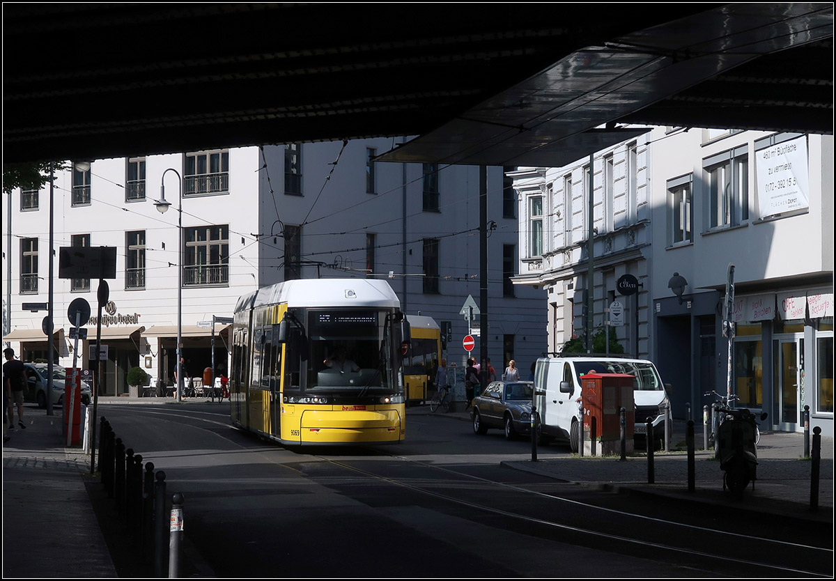 Zwischen den Schatten die Sonne -

Eine Flexity Berlin Tram kurz vor der Unterführung unter der Berliner Stadtbahn am S-Bahnhof Hackescher Markt.

19.08.2019 (M)