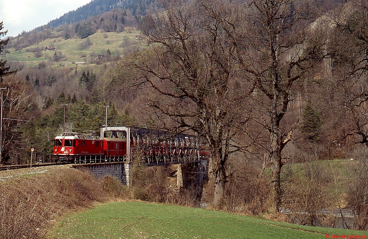 Zwischen Versam-Safiens und Reichenau-Tamins überquert Ge 4/4 II 632 im April 1996 den Vorderrhein