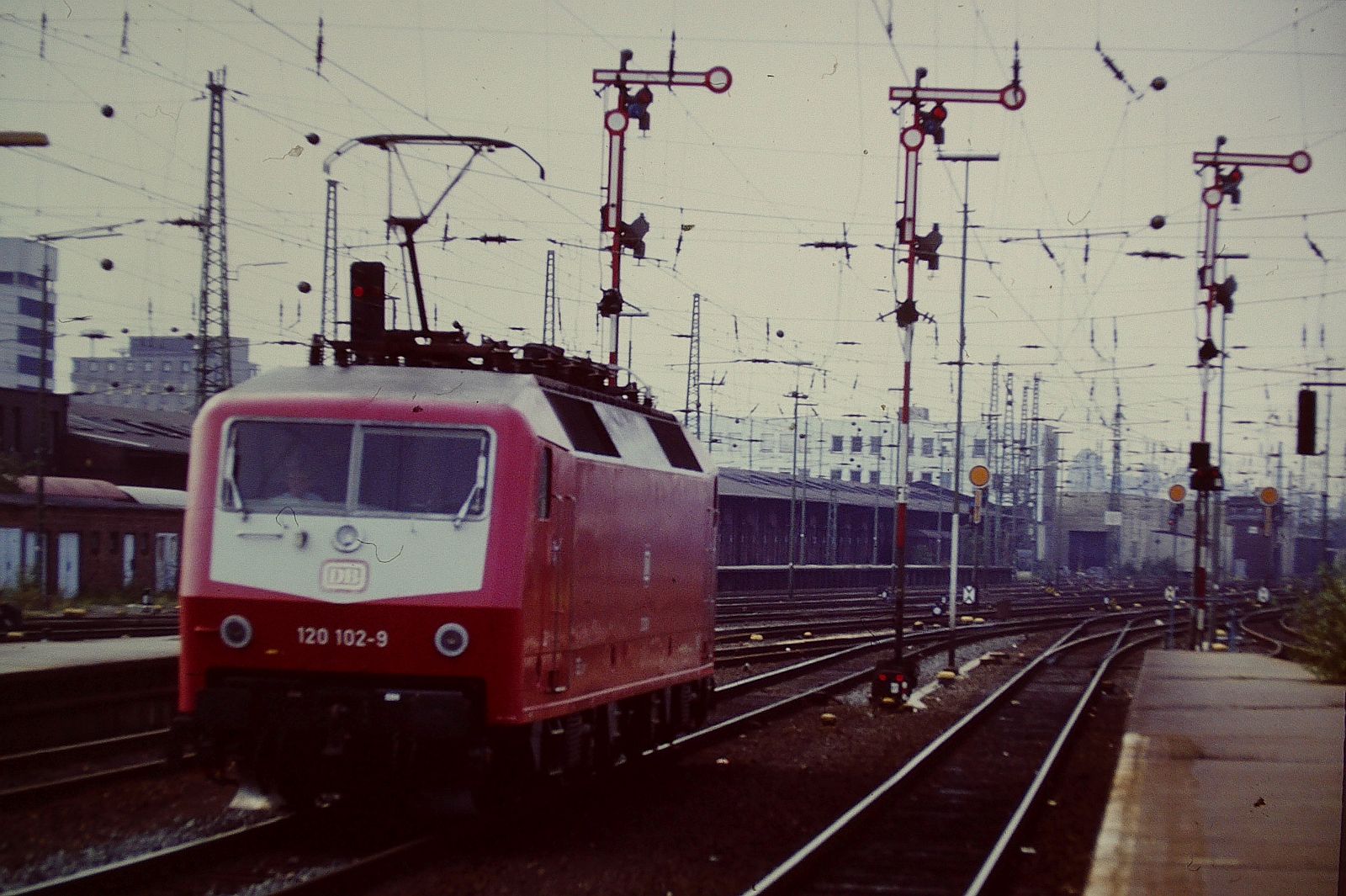 02.Aug 1992 Hbf.-Bremen  120 102-9 Rangierfahrt zu IR 2377 .Es war ein Sonntag und ich wusste das ein Dampfsonderzug nach Bremen Kommt , aber erstmal ein paar Regelbetriebsaufnahmen.