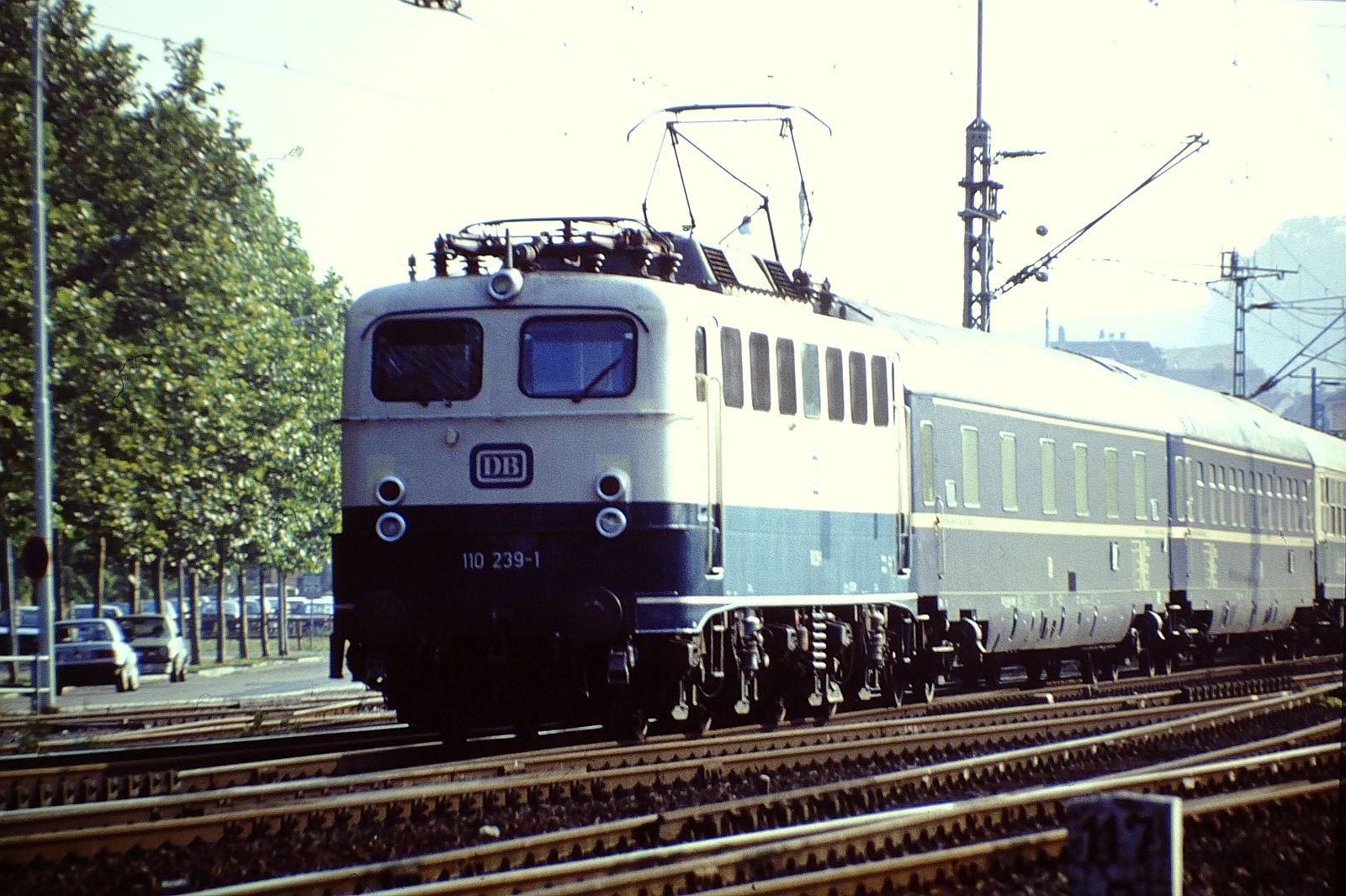 03.Juli 1992 Hbf.- Heilbronn östlich einfahrend D 1996 Nachtzug aus Hamburg-Altona Laufweg Hamburg HbF;Bremen;Hannover;Frankfurt;Heidelberg;Heilbronn;Bietigheim nach Stuttgart bespannt ab Frankfurt 110 239-1 ( Bw TS 1)
Ist das die Museumslok E10 1239 ? ,brauchte man ja nicht viel mehr zu machen außer eine Regenrinne silber Dach und das Kobaldblau und Beige Farbe und die Beschriftung(Schilder). Alte Lüftergitter innen Filzmatten mit Maschendraht befestigt sowie Griffstangen noch vorhanden  