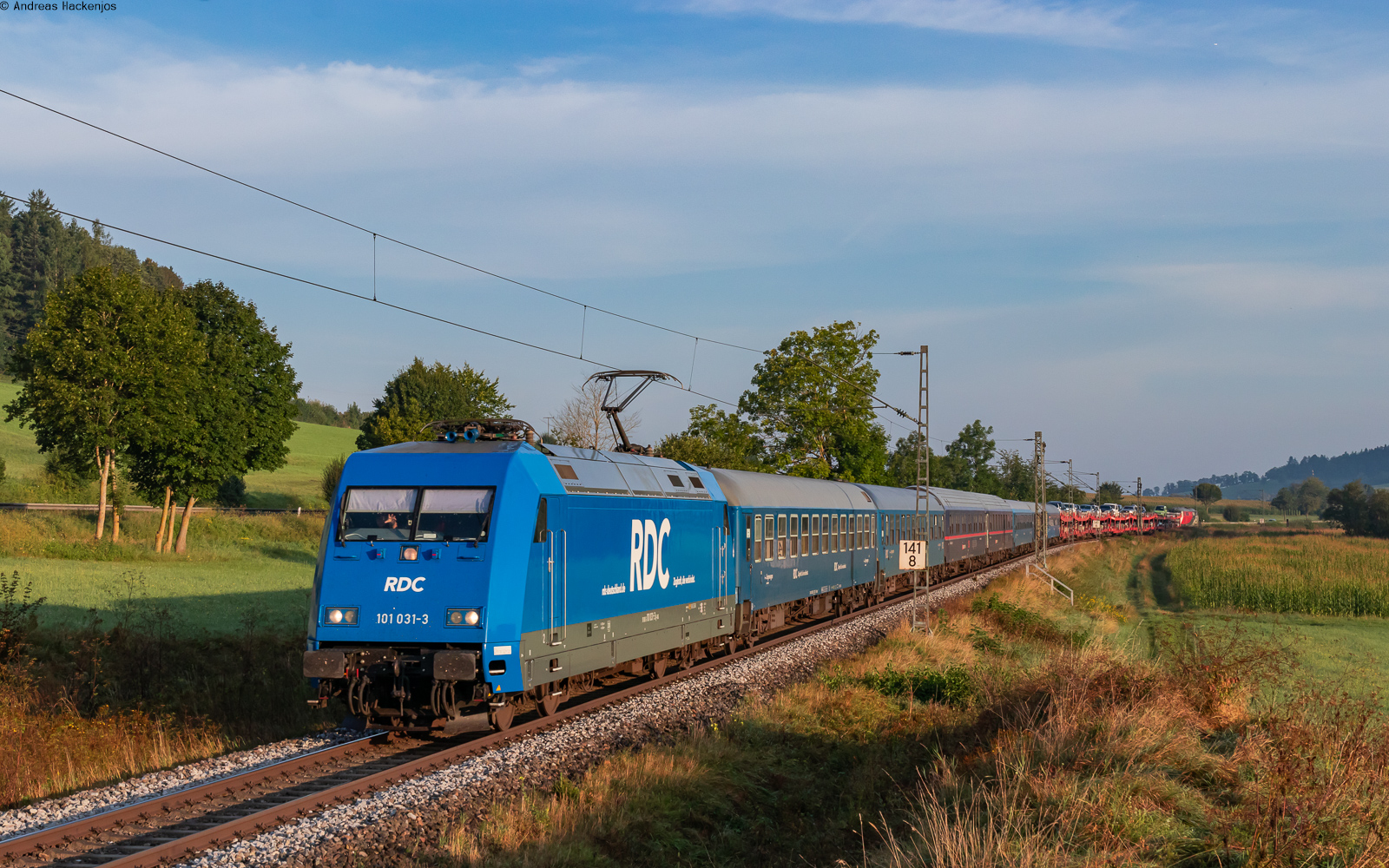 101 031 und 218 256 (Schluss) mit dem DPF 1791 (Hamburg Langefelde - Lörrach Gbf) bei Rietheim 30.8.24
