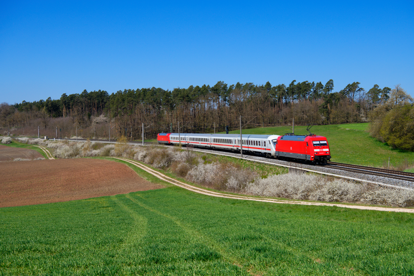 101 067 DB Fernverkehr zieht IC 2065 (Karlsruhe Hbf - Nürnberg Hbf) bei Ansbach, 25.04.2021