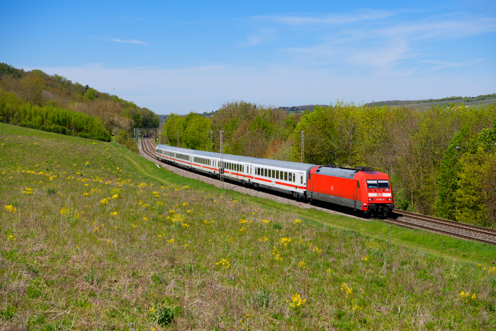 101 082 DB Fernverkehr mit IC 2083/2085 (Hannover Hbf - Berchtesgaden Hbf / Oberstdorf) bei Marktbreit, 09.05.2021