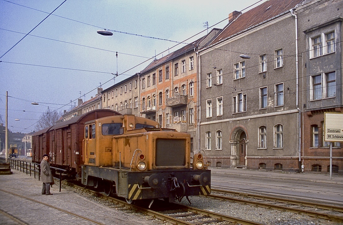 101 725 bedient einige Anschlsse in Berlin Schneweide, 13.04.1987.