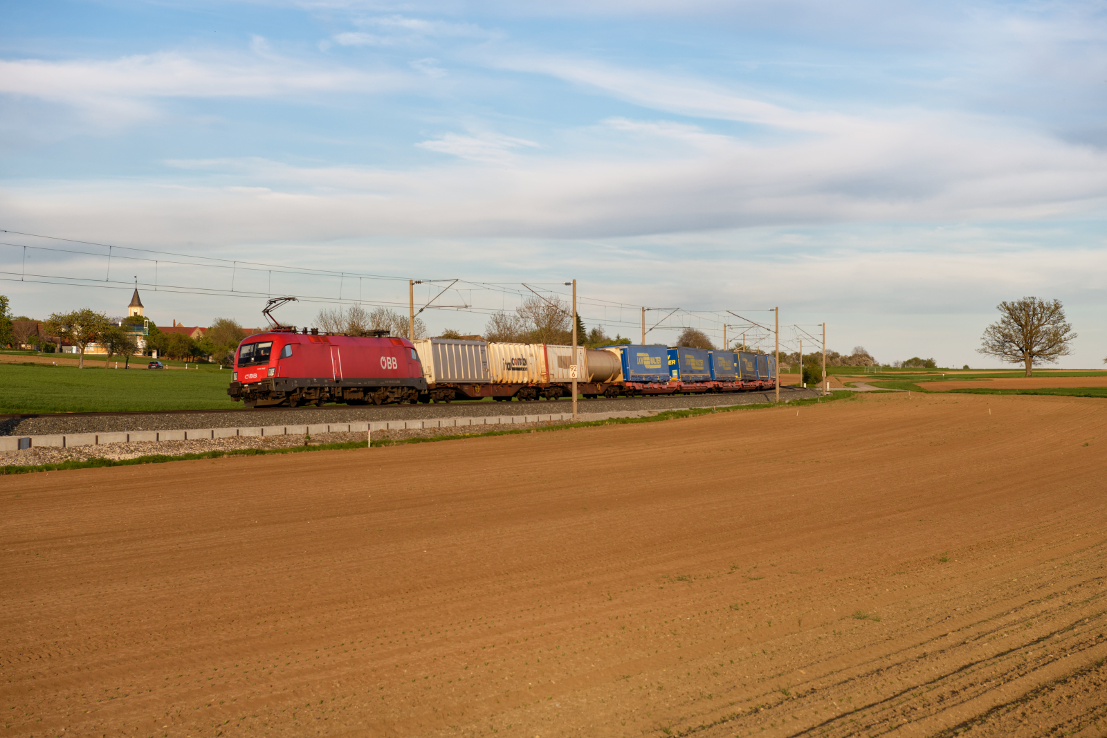 1116 067 ÖBB mit einem KLV-Zug bei Uffenheim Richtung Würzburg, 09.05.2021