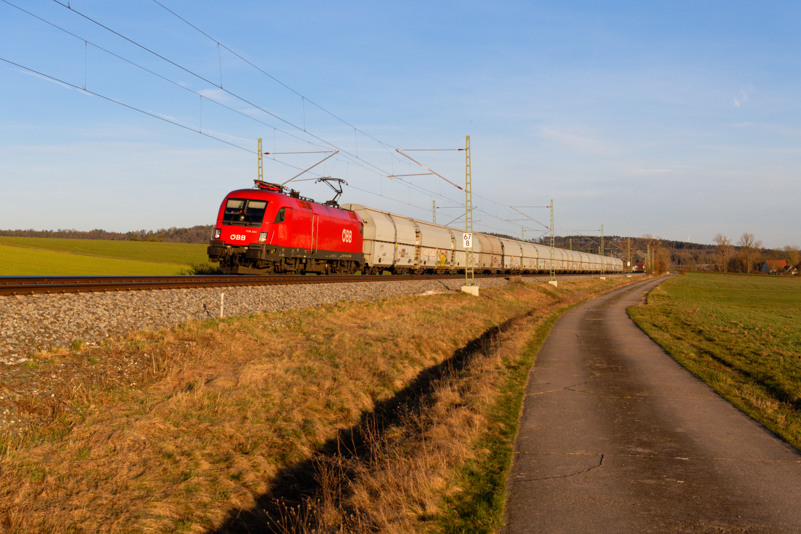 1116 261 ÖBB mit einem Gipszug bei Oberdachstetten Richtung Würzburg, 29.03.2021