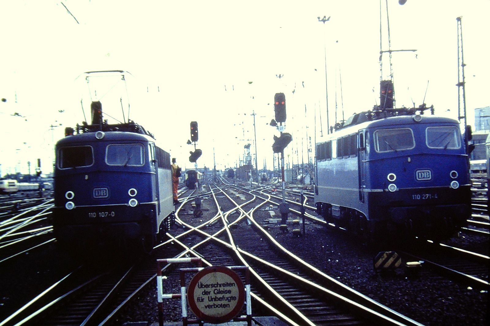 13.Juli 1992 Hbf. Frankfurt M die 110 107-0 und 110 271-4 aus IR 2679 beide ( Bw FF 1 ) nach Lokschaden 1972 umgebaut zur Bügelfalte