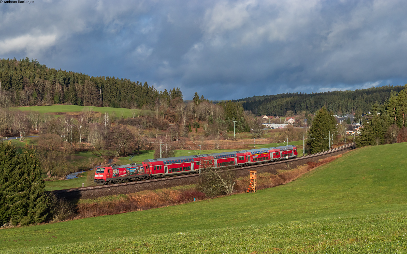 146 229  Europapark  mit dem RE 4715 (Karlsruhe Hbf - Konstanz) bei Stockburg 3.12.24