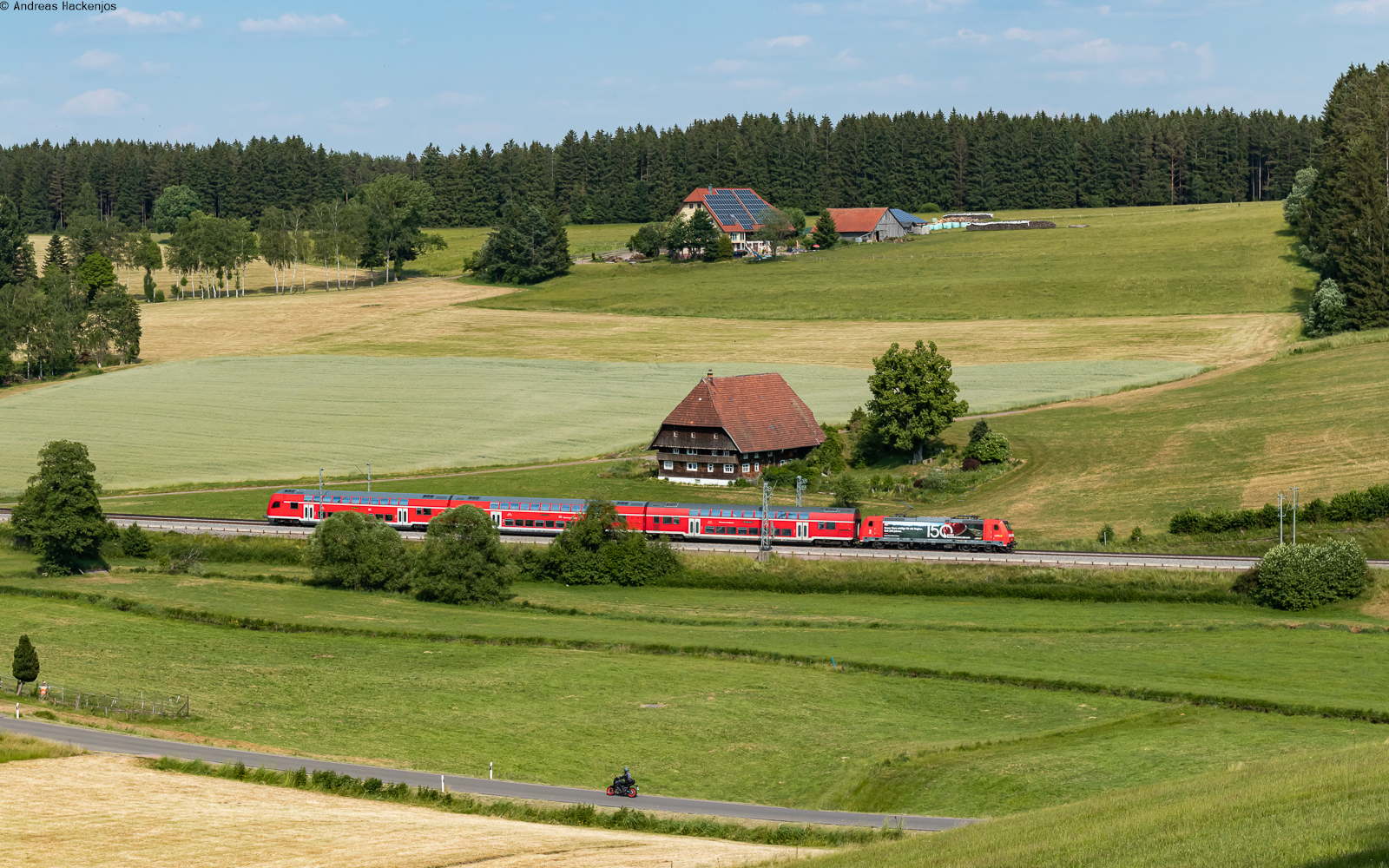 146 235  150 Jahre Schwarzwaldbahn  mit dem RE 4731 (Karlsruhe Hbf - Konstanz) bei Stockburg 17.6.23