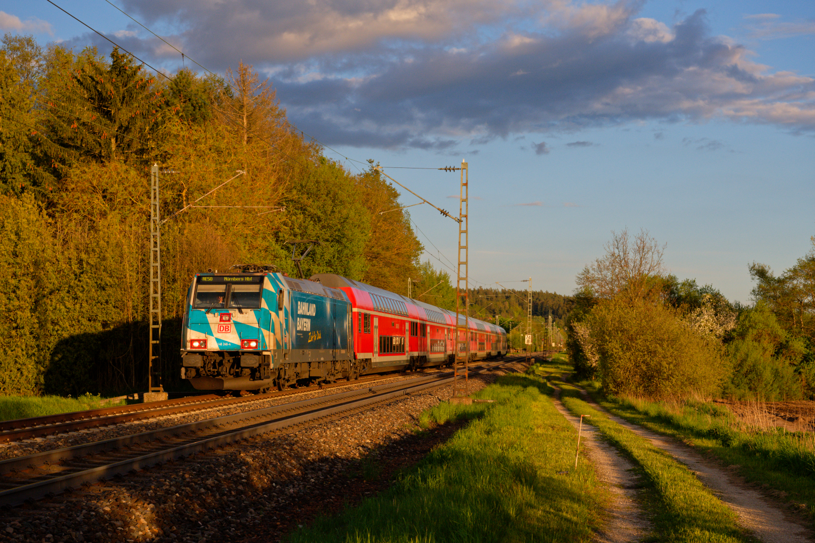 146 246 DB Regio  Bahnland Bayern - Zeit für dich  mit RE 4864 (München Hbf - Nürnberg Hbf) bei Postbauer-Heng, 14.05.2021