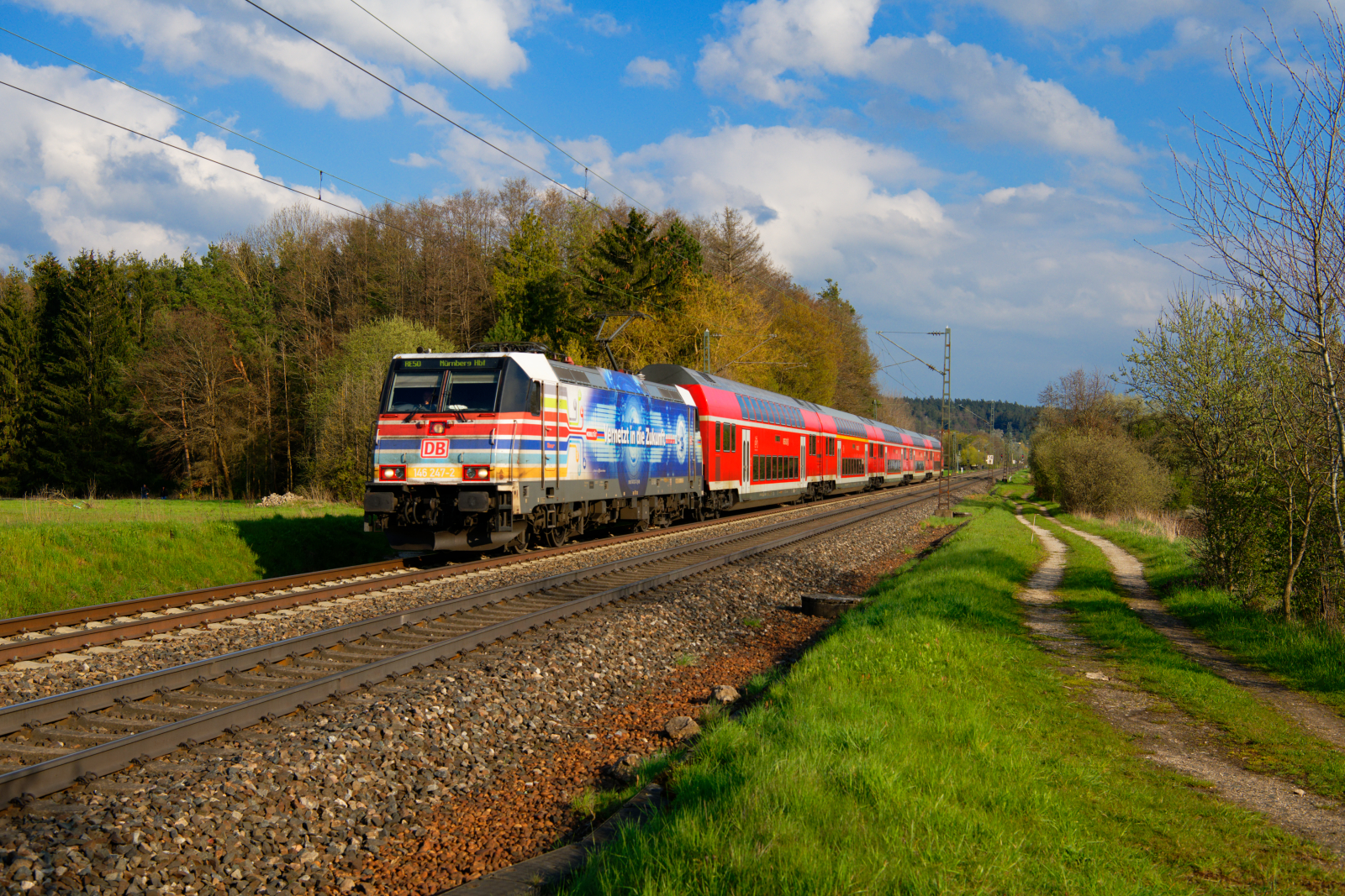 146 247 DB Regio  Vernetzt in die Zukunft  mit dem RE 4860 (München Hbf - Nürnberg Hbf) bei Postbauer-Heng, 02.05.2021