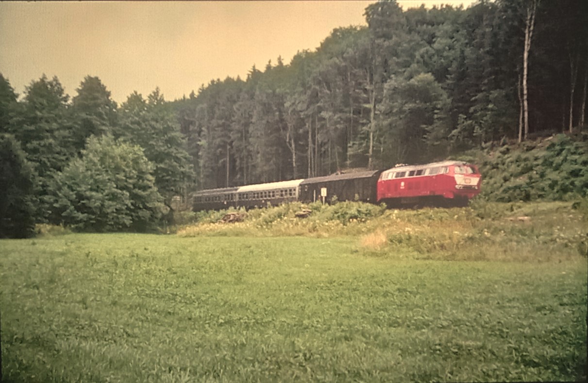 15.07.1992 vor dem Evsign Opeenweiler 215 138-3 (Bw TU) mit 3776 erster Wagen MdyG Hilfsgepäckwagen von Crailsheim nach Stuttgart .Murrrbahn wurde 1996 elektrifiziert für 50 Millonen DM.