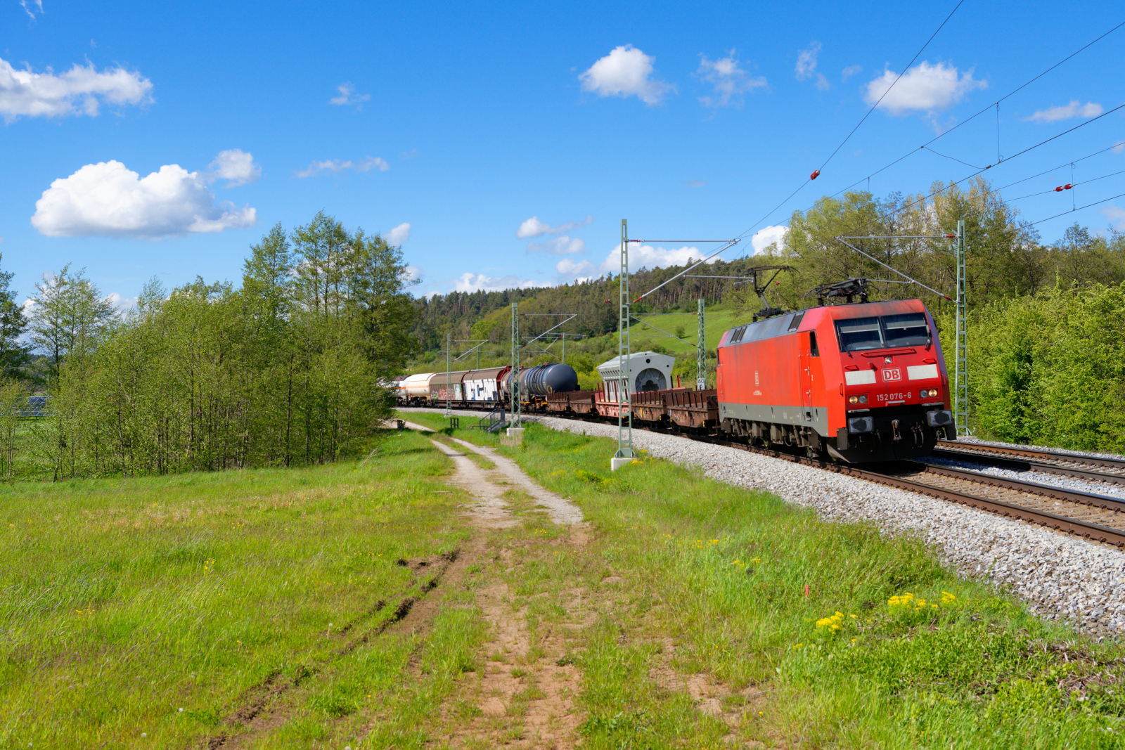 152 076 DB Cargo mit einem gemischten Güterzug bei Lehrberg Richtung Ansbach (besonders hevorzuheben ist die auf dem dritten Wagen - ein Schiffsmotorblock), 22.05.2021