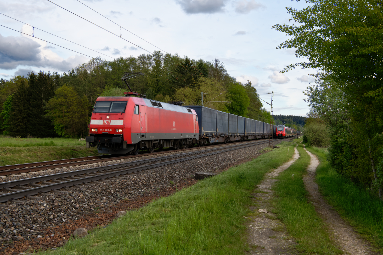 152 140 DB Cargo mit dem Hellmann KLV-Zug KT 50020 (Landshut Hbf - Hannover Linden) bei Postbauer-Heng Richtung Nürnberg, 20.05.2021