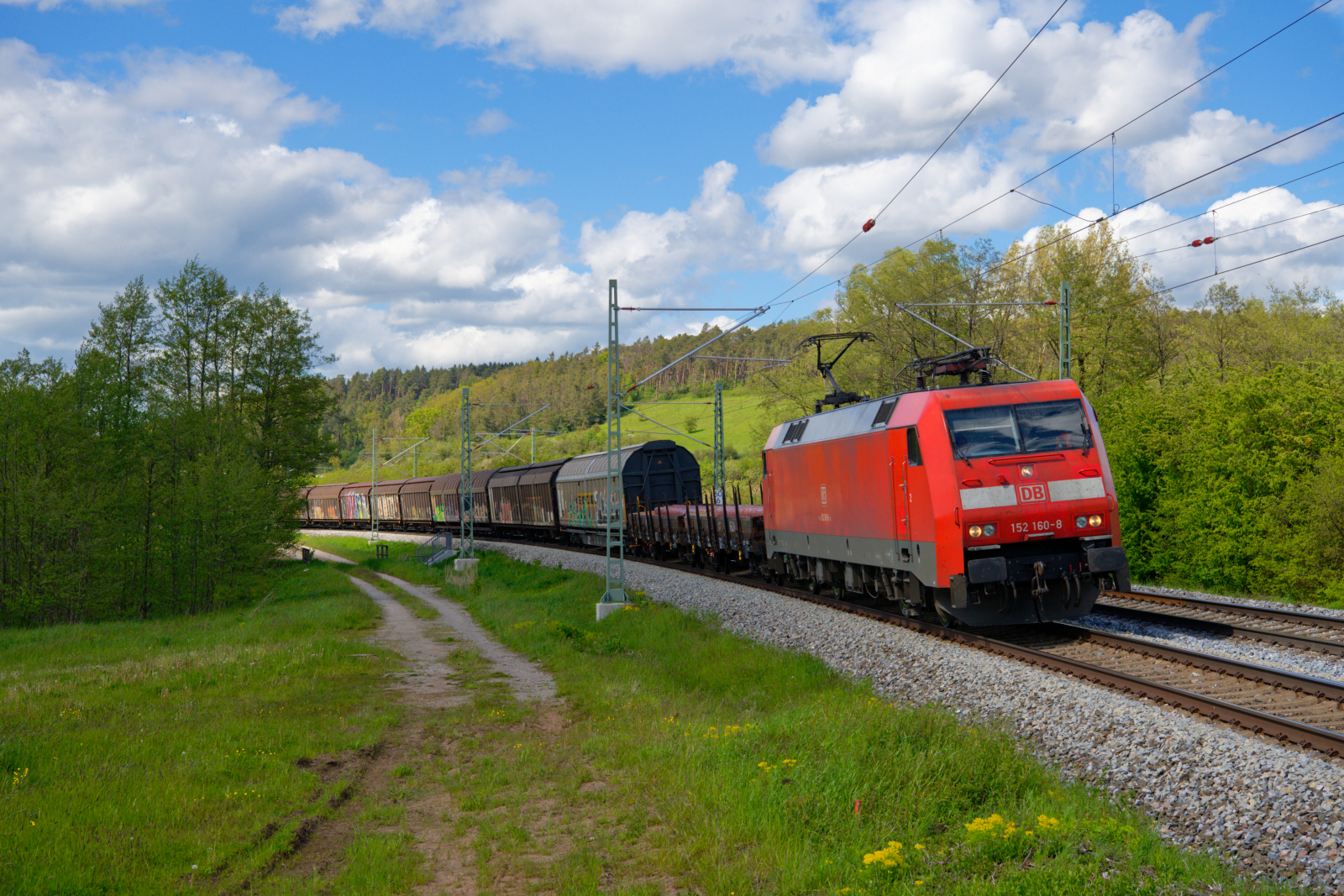 152 160 DB Cargo mit einem gemischten Güterzug bei Lehrberg Richtung Ansbach, 22.05.2021