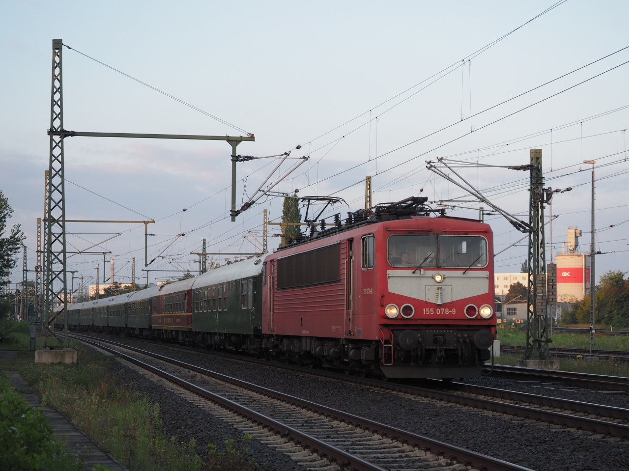 155 078 mit dem Sonderzug DPE 90163 Leipzig Hbf - Berlin-Lichtenberg - ( Warnemünde ) bei der Einfahrt in den Dessauer Hbf, betrieben durch die  Traditionsgemeinschaft
Bw Halle P e.V. .
Leider war die Sonne noch zu tief stehend und somit hinter den Bäumen, als dass sie den Zug seitlich bescheinen konnte.

Dessau, der 10.08.2024