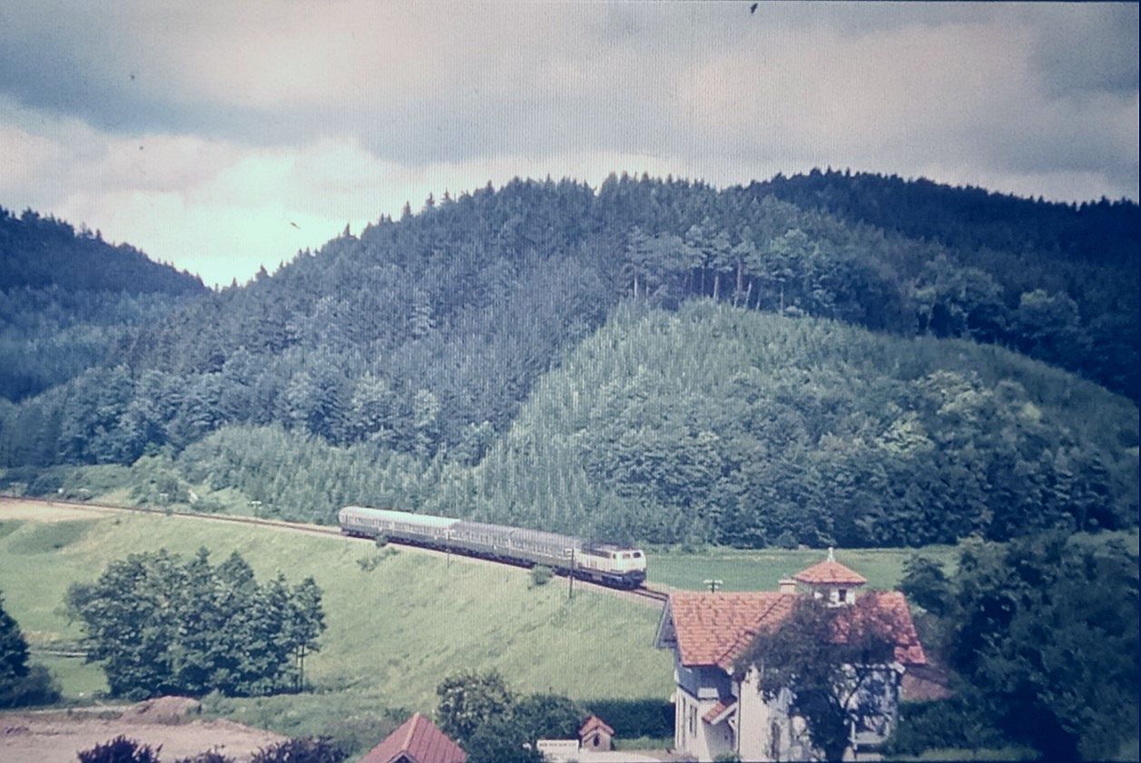 15.Juli.1992 kurz nach Gaildorf West (Kappelsbergtunnel 415m) 215 105-8 mit E 3778 nach Stuttgart .Murrrbahn wurde 1996 elektrifiziert für 50 Millonen DM.