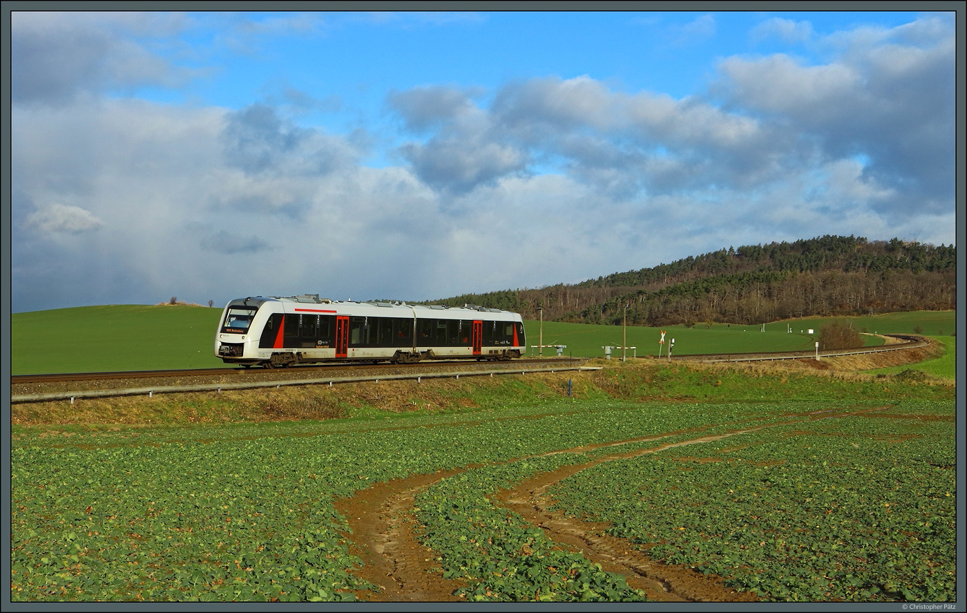 1648 453 der Regionalverkehre Start Mitteldeutschland passiert am 03.01.2024 die Anrufschranke bei Börnecke.