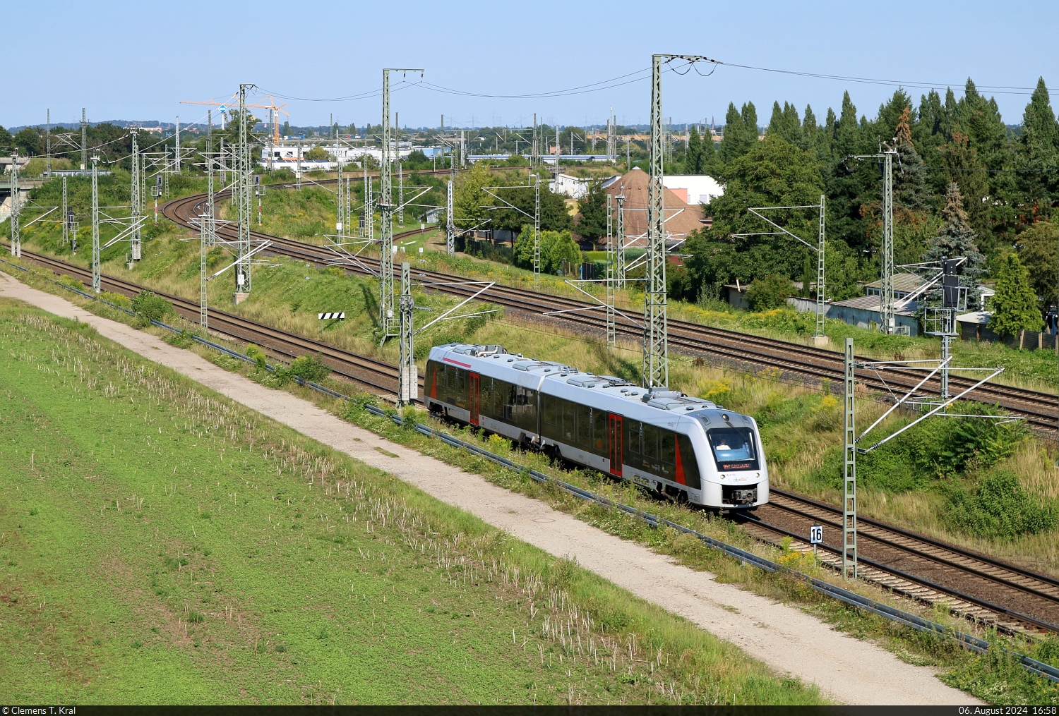 1648 915-4 (Alstom Coradia LINT 41) hat am Birkhahnweg in Halle (Saale) seinen Zielbahnhof gleich erreicht.

🧰 Abellio Rail Mitteldeutschland GmbH
🚝 RB 80421 (RB 47) Bernburg Hbf–Halle(Saale)Hbf
🕓 6.8.2024 | 16:58 Uhr