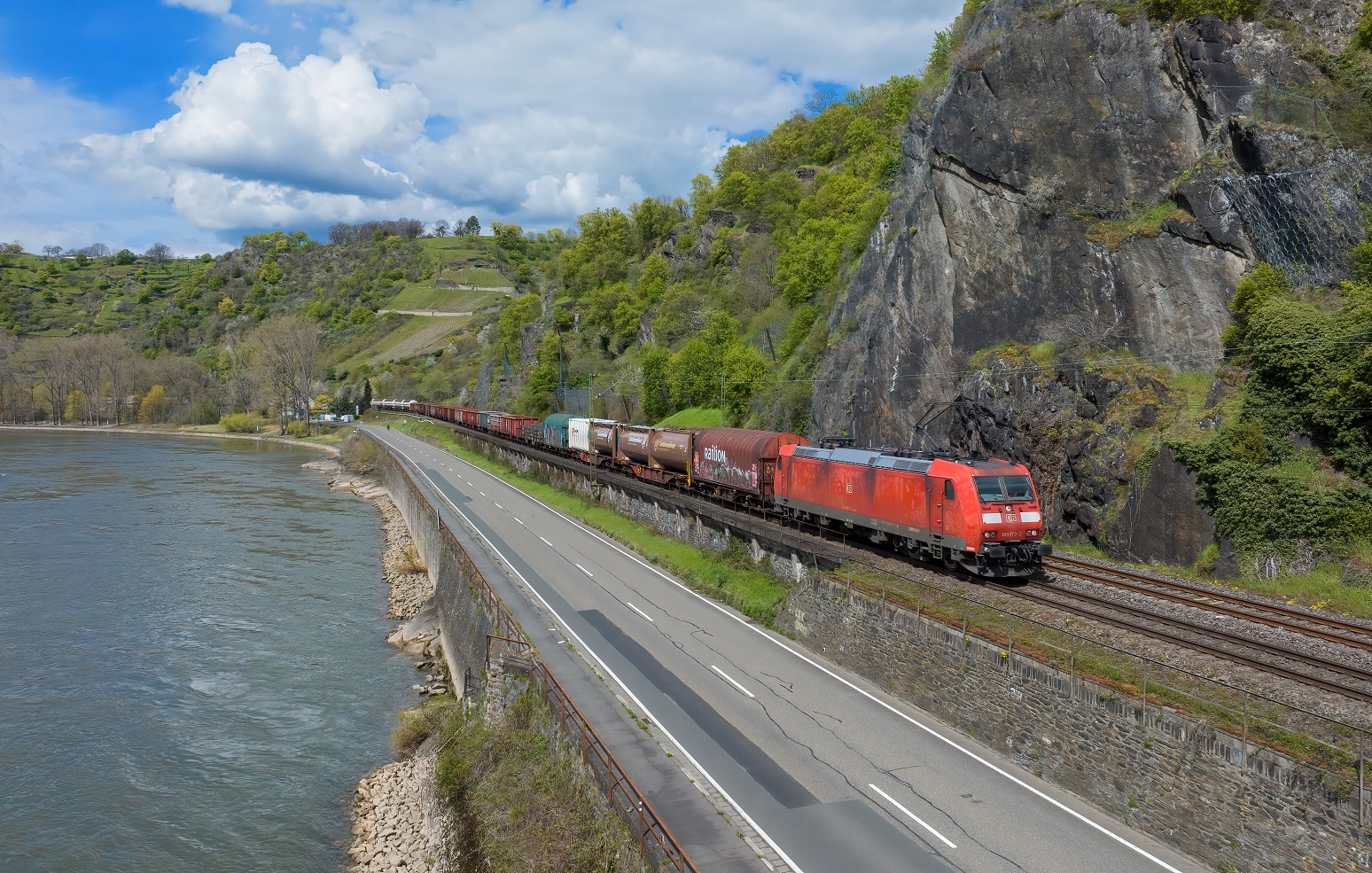 185 173 mit einem Güterzug am 14.04.2023 bei St. Goarshausen.